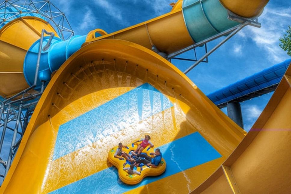 正如它的名字,这mega-slide承诺提供一个令人激动的冒险high-adrenaline元素的独特组合。