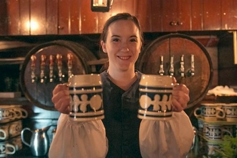 杯啤酒的服务将酒馆的殖民地威廉斯堡的真实的18世纪的酒店