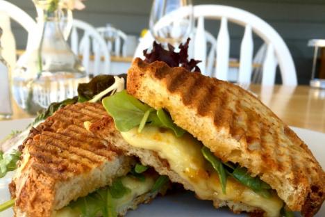 弗吉尼亚州费尔法克斯的山景农场用Lusk奶酪制作的当地烤奶酪三明治!