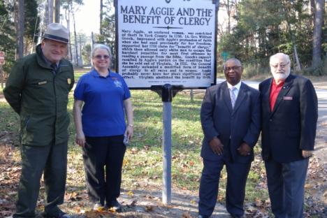 历史博物馆、历史委员会和国家公园管理局的成员，最近在约克镇战场附近安装了一个历史标记