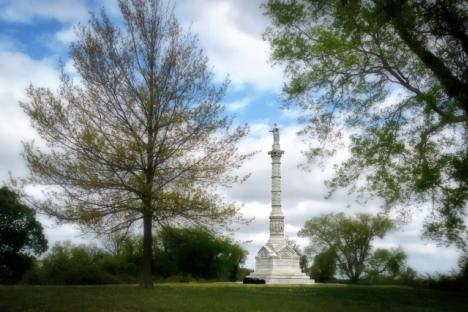约克城纪念碑旁边的约克城战场