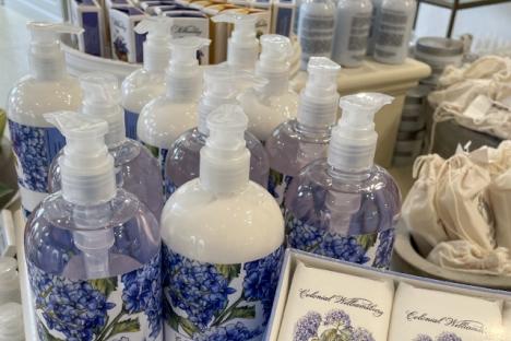 在砖和购物葡萄树的殖民地威廉斯堡# 039;s独家带香味的香皂和香水。我们大多数的肥皂的配方天然,纯素食成分和在美国。