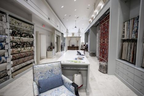 定制您的家具件，购买按院子出售的设计师面料，并找到完美的地毯，灯具和地板覆盖物，以创建您梦想中的威廉斯堡风格的家。二层的Vine's设计中心。