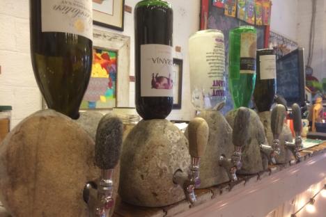 酒从一块石头是一个非常有创意的教学,能服务你的客人……
